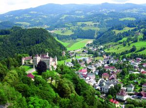 Ein Blick auf die Ortschaft Eberstein in Kärnten