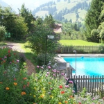 Blick in den Garten und zum Schwimmbad