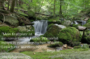 Mystischer Wasserfall im Wald