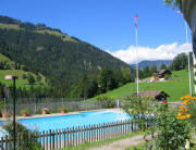 Blick vom Schwimmbad in das Tal